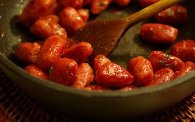 Gnocchi de betteraves et sauce tomates-pignons-olives