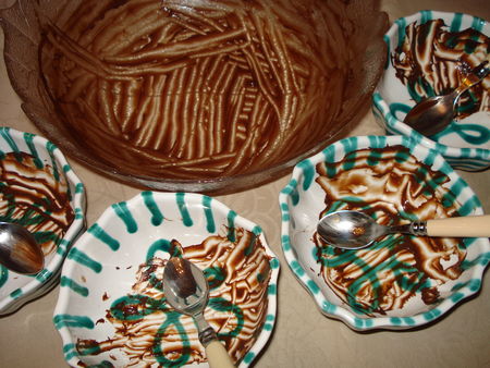 Mousse en chocolat : un saladier et des coupes vides sont la preuve de sa réussite !