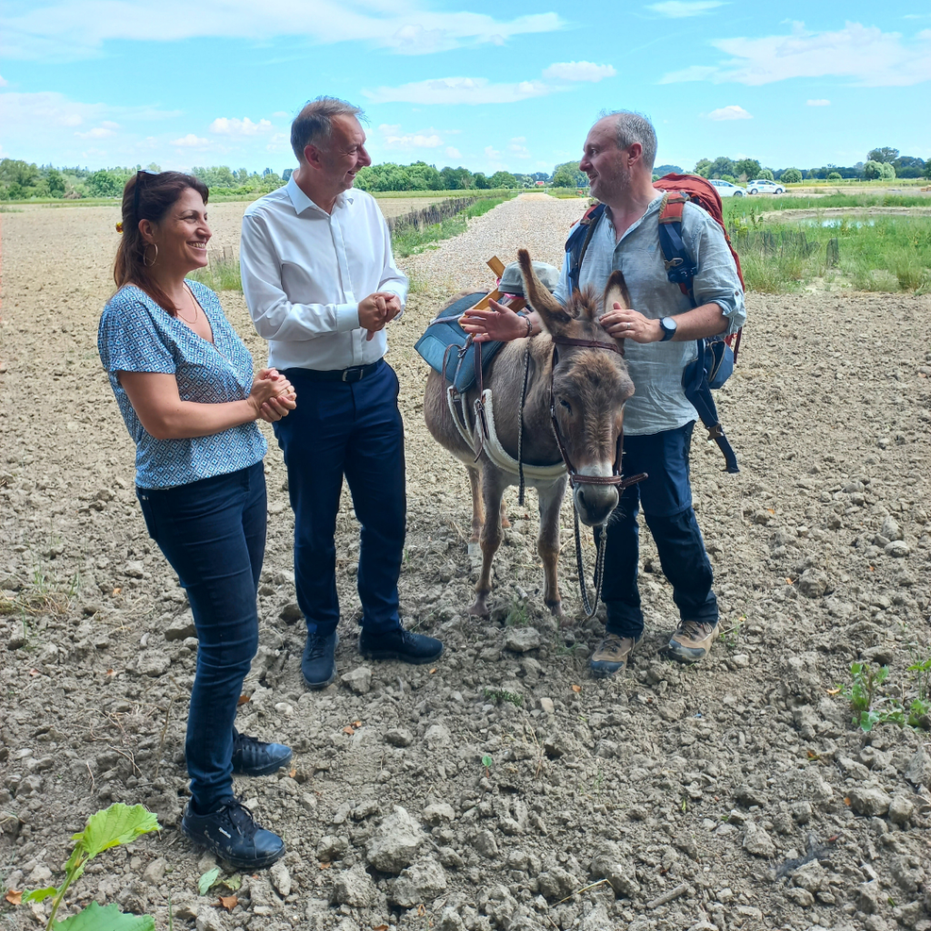 Jérémy Camus et son ânesse Suzette lors de la Transhumance de 2024 dans la Métropole de Lyon