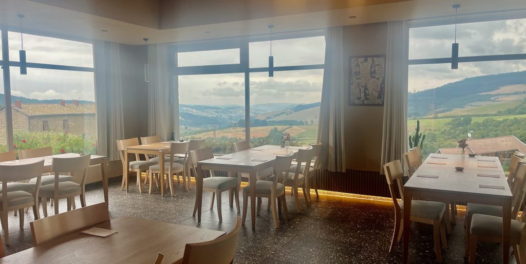 La vue de la salle du restaurant EMA, dans le Beaujolais vert